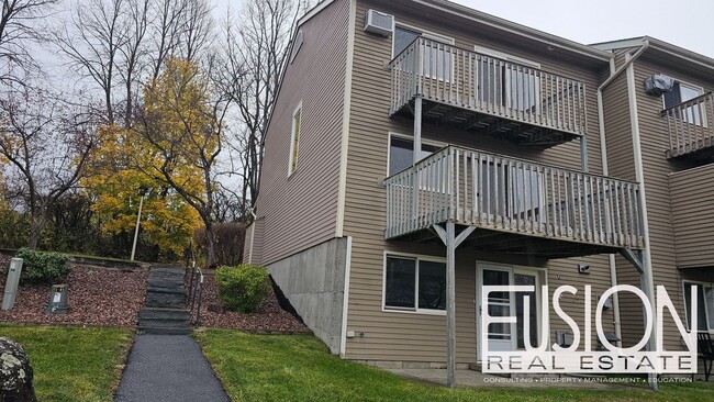Bright, Spacious End-Unit Townhome in Prem... - Bright, Spacious End-Unit Townhome in Prem...