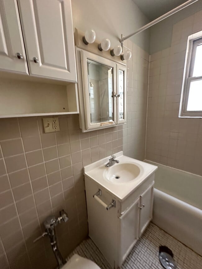 Building Photo - 4237 N Paulina St