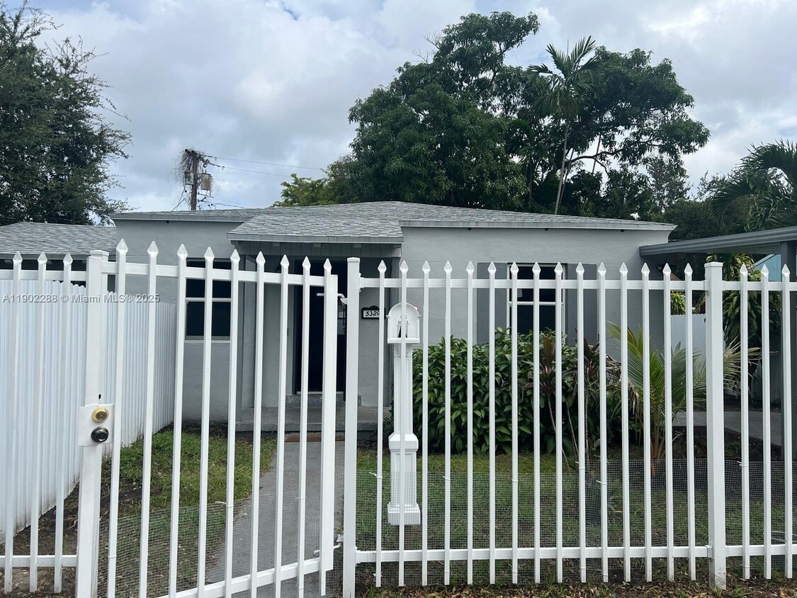 Foto principal - 5329 NW 8th Ave