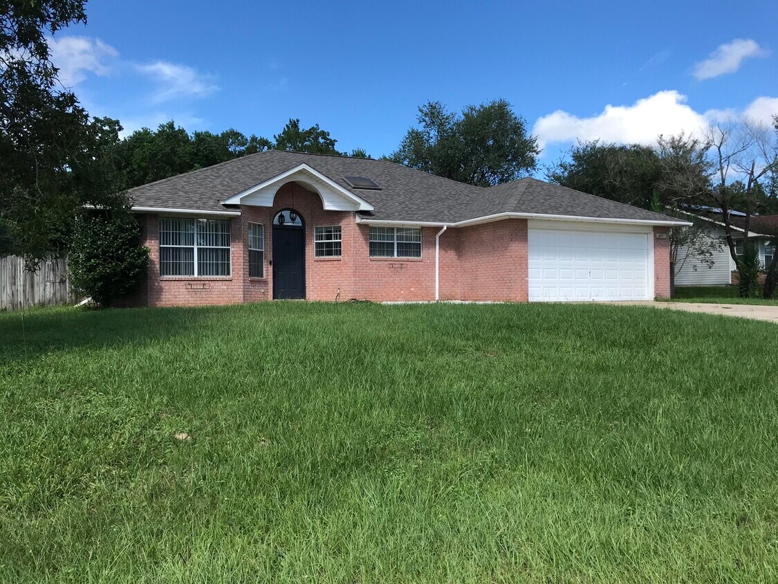 1215 Jefferyscot Dr, Crestview, FL 32536 House for Rent in Crestview