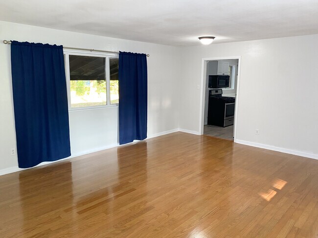 Living Room - 707 Wilshire Rd
