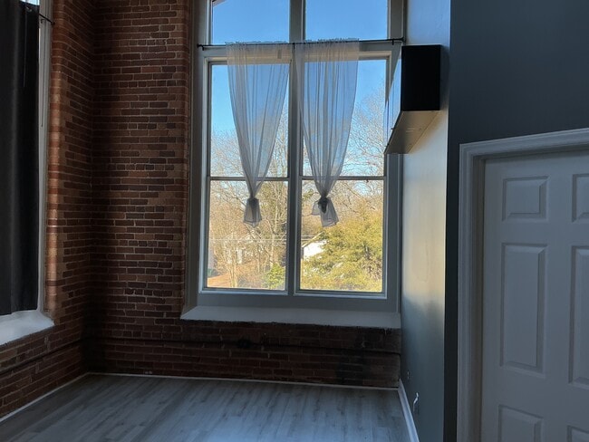 Building Photo - 201 S Hoskins Rd