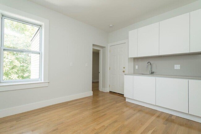 Foto del edificio - Avl 8/15 Sunny, updated 2BR near Cleveland...