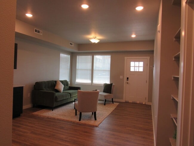 Interior Photo - Clover On Cascade