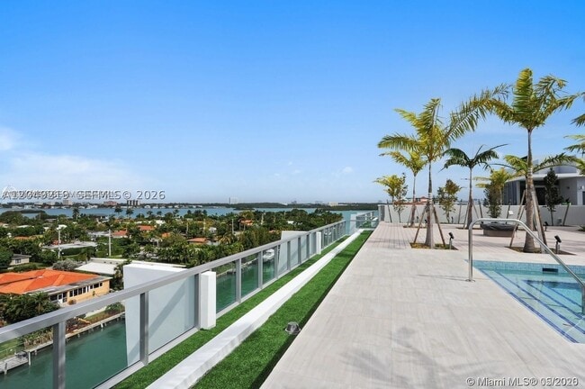 Building Photo - 9940 W Bay Harbor Dr