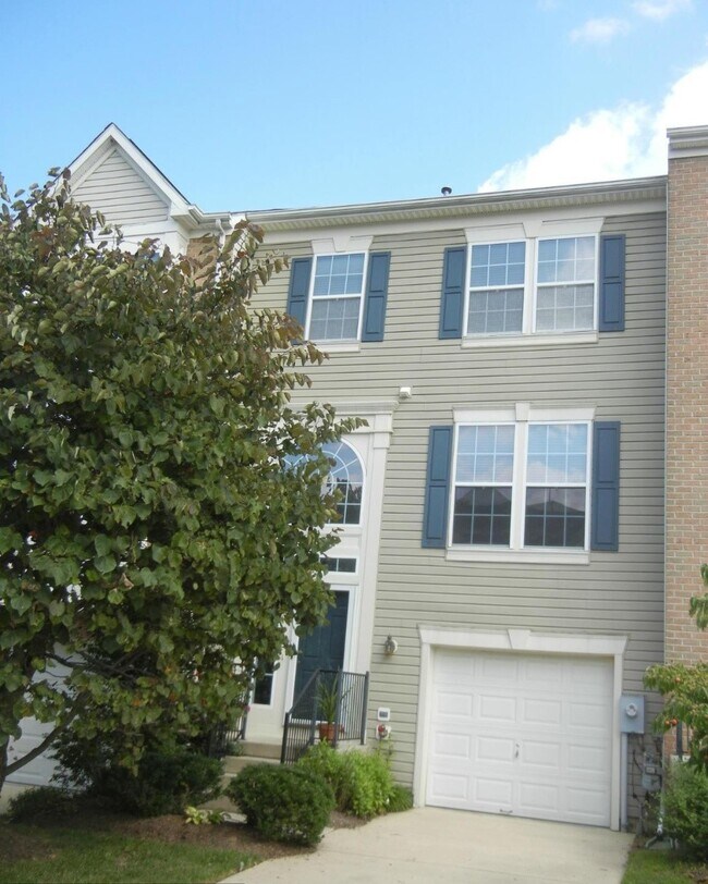 Front - 8752 Stonehouse Dr