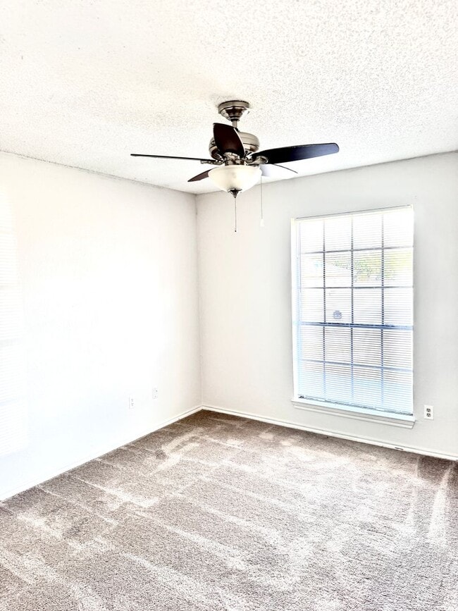 Building Photo - Midway 2/2 duplex