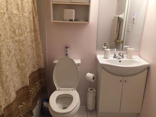 Photo du bâtiment - Spacious 1 bedroom basement - *Wont Last*