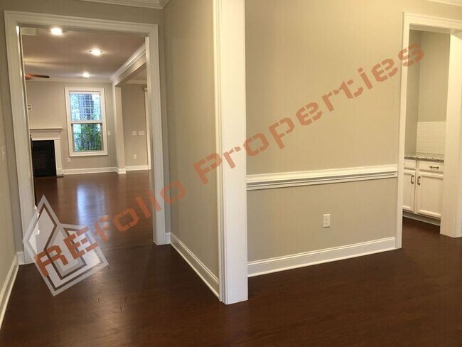Building Photo - Elegant 5 Bedroom 4 Bath House w/Guest Sui...
