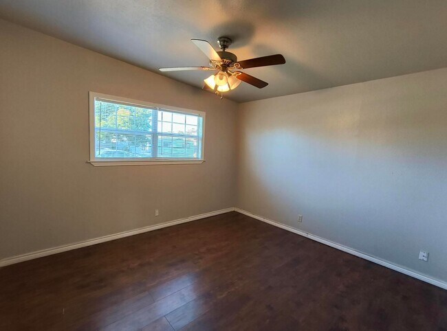 Building Photo - PAY NO SECURITY DEPOSIT! Cozy Three Bedroo...