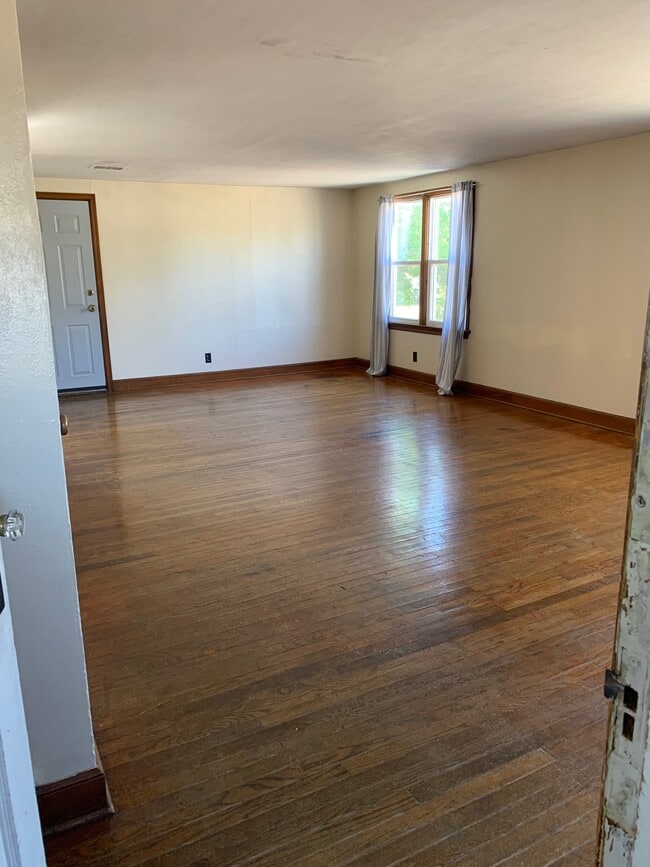 Building Photo - 2107 Birch St