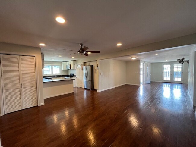 *PET FRIENDLY* - Large 4 bedroom/2 bath Ho... - *PET FRIENDLY* - Large 4 bedroom/2 bath Ho... House