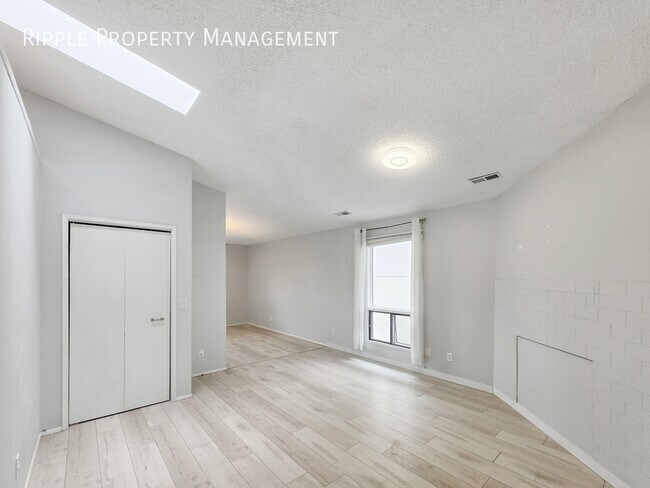 Photo du bâtiment - CHARMING & SPACIOUS 2 BEDS, 1 BATH DUPLEX UPPER UNIT | UNBEATABLE SW LOCATION NEAR THE RIVER