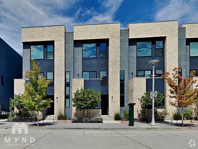 Building Photo - 992 Central St