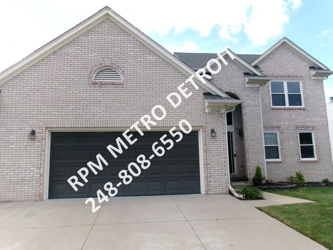 Building Photo - SPACIOUS HOME IN BROWNSTOWN