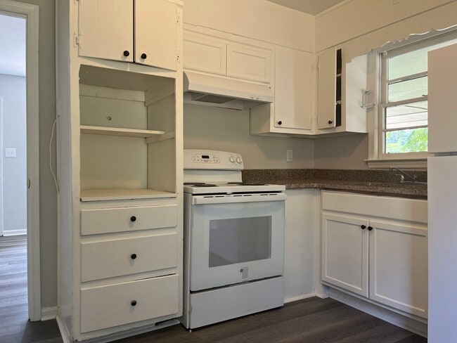 Building Photo - Updated 6bd/3ba w/ Large Backyard in Fores...