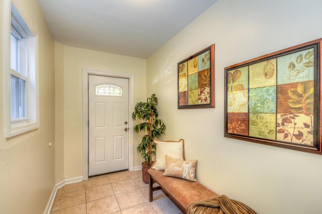 Foyer - 718 E 7th St