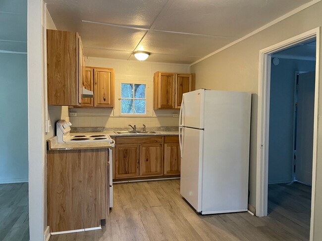 Building Photo - Cute Bungalow Style 1 Bedroom 1 Bath Home--Washer/dryer included!!