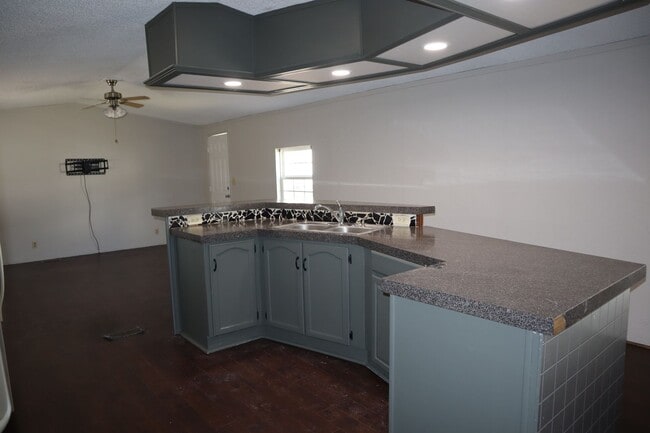 Building Photo - Updated 3 bedroom 2 bath Mobile Home near ...