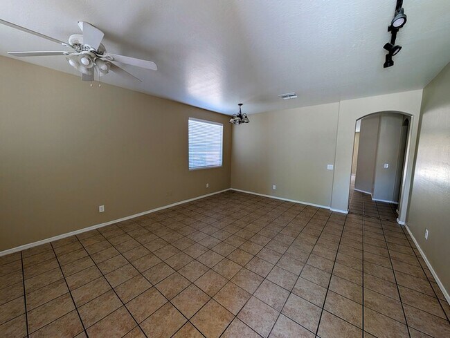 Building Photo - Arrowhead Area 3br - Large Lot