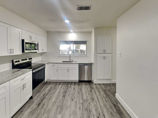 Building Photo - 6 Canyon Oak Pl