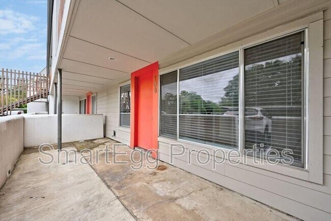 Building Photo - 2200 Dickson Dr