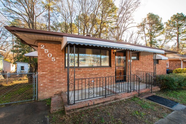 Building Photo - Charming 3 Bedroom brick ranch!