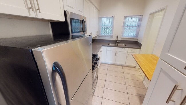 Building Photo - Olympic Blvd Apartments...REMODELED TWO BE...