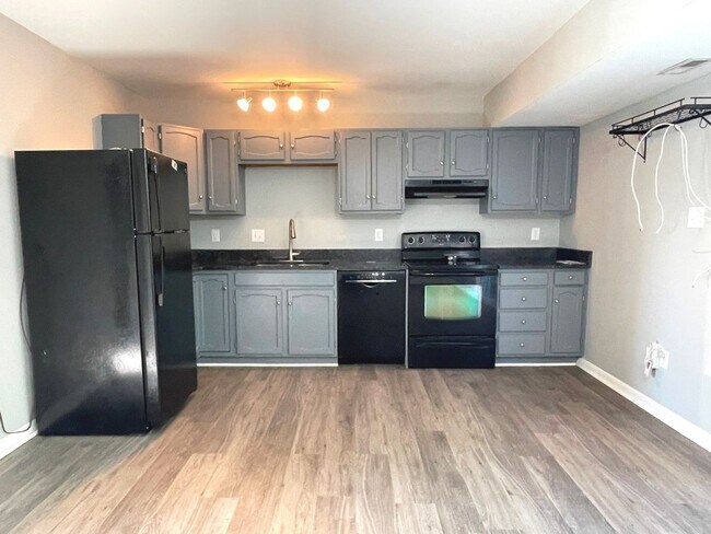 Building Photo - CLOSE TO EVERYTHING - FREDERICKSBURG RENOV...