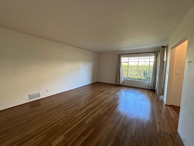 Building Photo - 1310-1312 Bath St