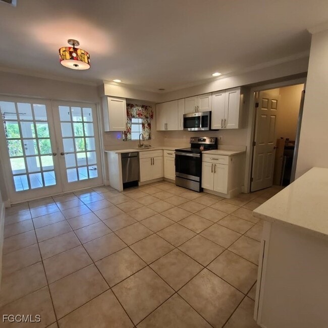 Building Photo - 2437 Sunset Ave