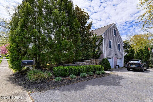 Building Photo - 2125 Millbrook Rd
