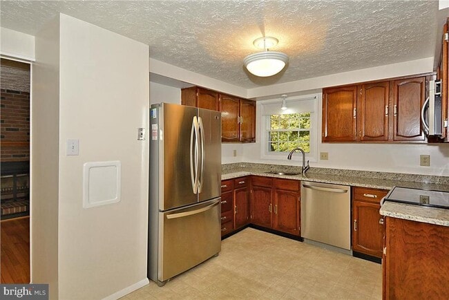 Building Photo - 5 Sanders Ct