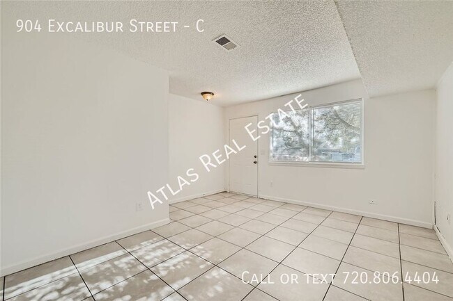 Building Photo - Recently Updated Centrally Located 2bd/1.5...