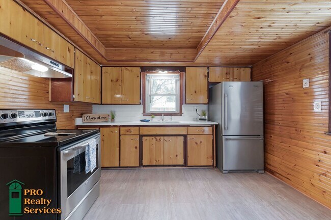 Building Photo - 4 Bedroom Home **1 Month Free with a March...