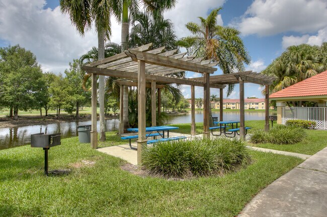 Sitting/BBQ Area - 663 Vista Isles Dr