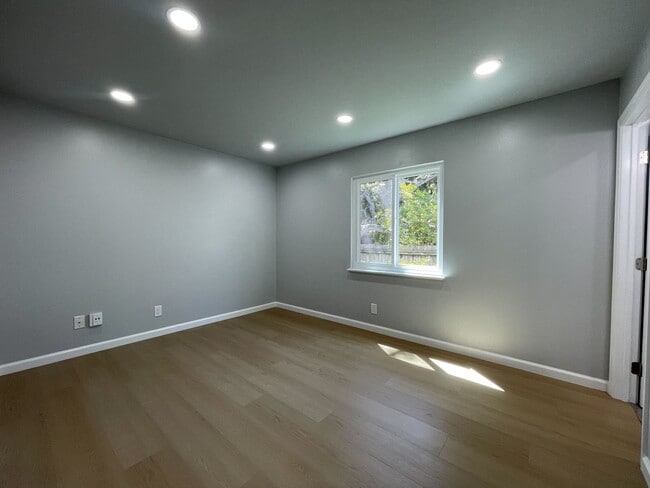 Building Photo - 831 Sinex Ave