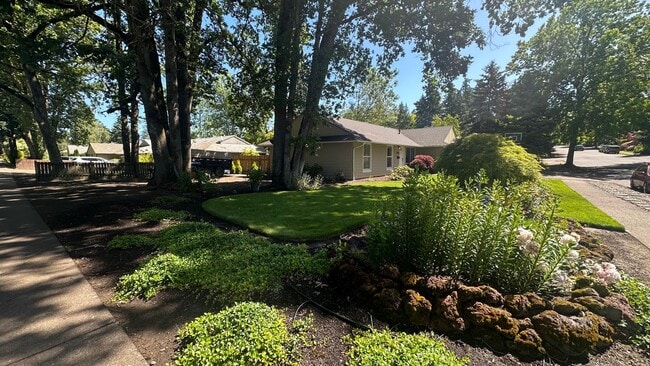 Building Photo - **Charming 3-Bedroom Home for Rent in a Pa...