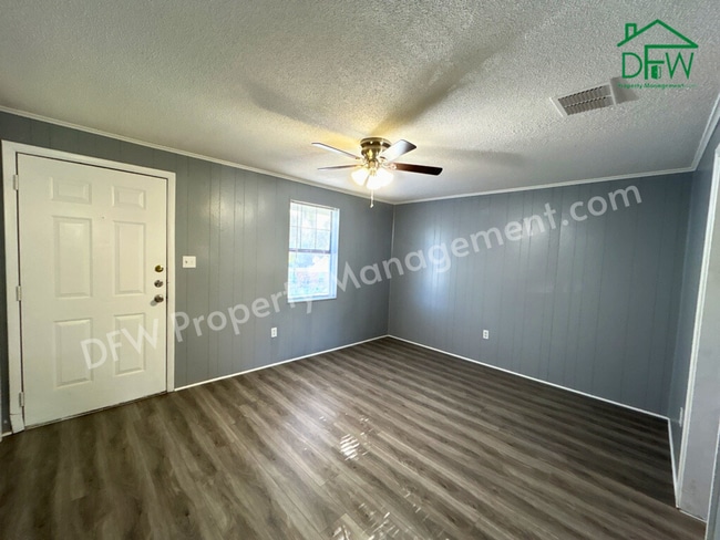 Building Photo - Charming 2-Bedroom Upstairs Apartment in Irving – Convenient Location, Fenced Yard, and More!