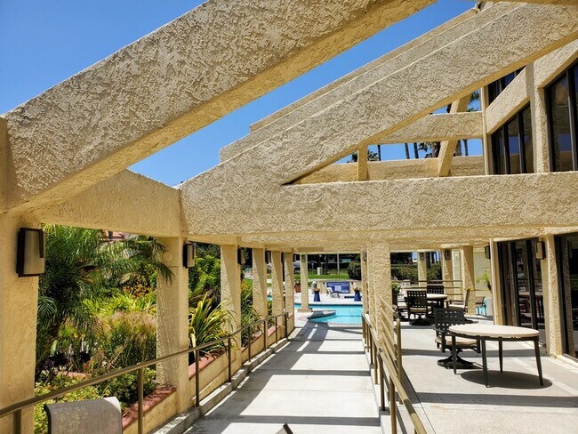 Foto del edificio - 2247 Martinique Ln