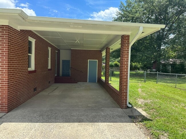 Building Photo - 1300 Stonewall St