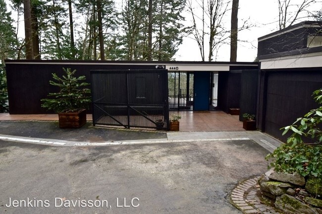 Building Photo - 3 br, 2.5 bath House - 4440 SW Hillside Drive