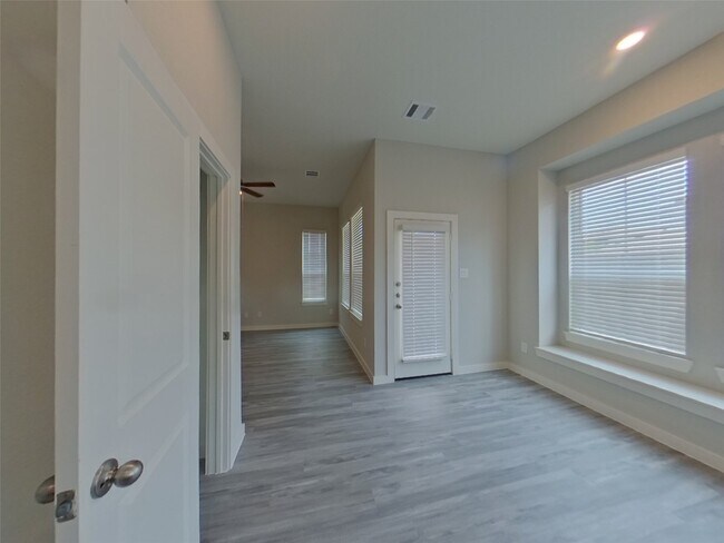Foto del edificio - 9835 Willow Creek Commerce Dr
