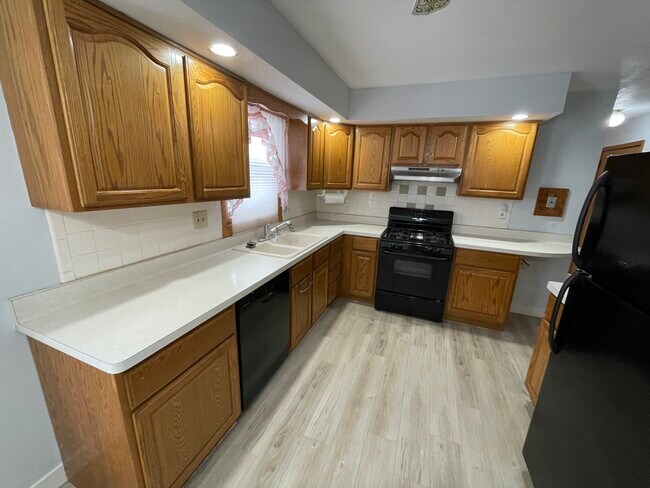 Foto del edificio - 1210 Woodridge Dr