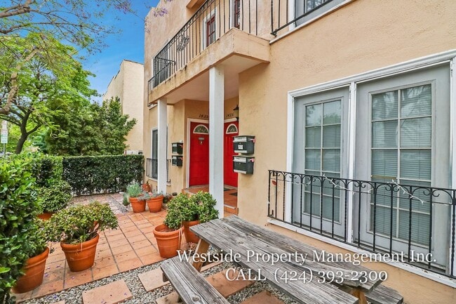 Building Photo - 1437 N Las Palmas Ave