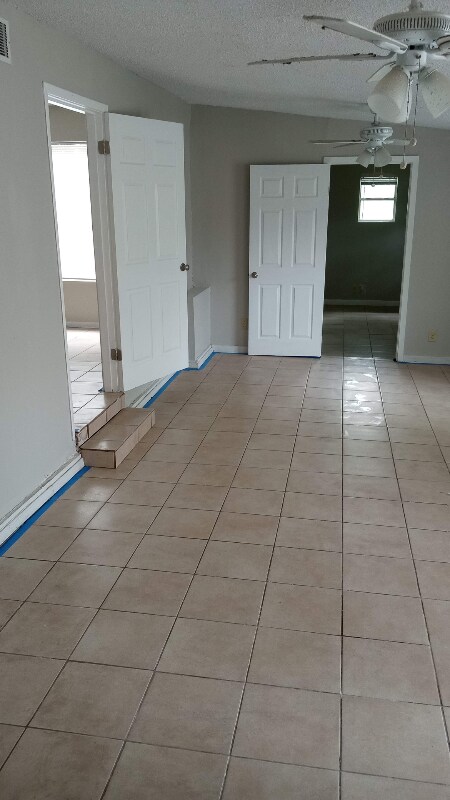 Foto del edificio - 230 Schmeltzer Ln