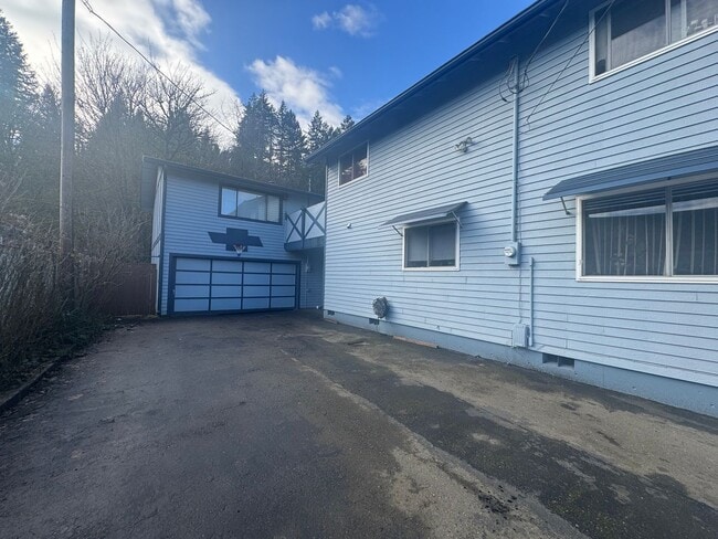 Building Photo - Lovely In-Town Shelton Home!