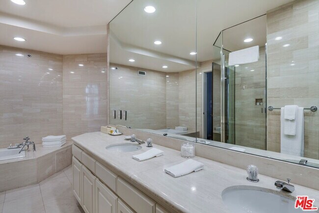 Foto del edificio - 10351 Wilshire Blvd