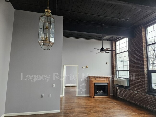 Building Photo - 324 Allen St