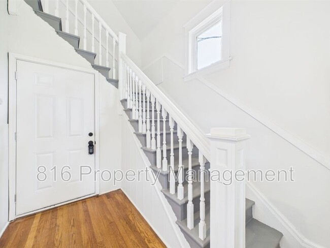 Building Photo - 633 S Fuller Ave